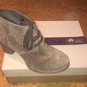Clark’s Khaki Suede Laceup Booties size 8 1/2